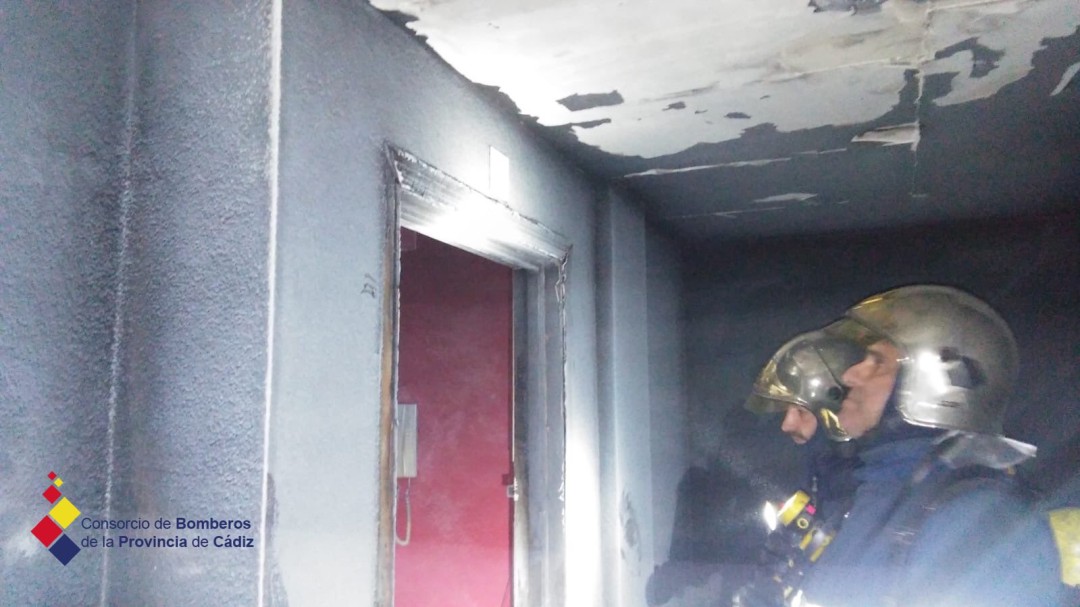 Ocho intoxicados por inhalación de humo en el incendio de una vivienda en Jerez
