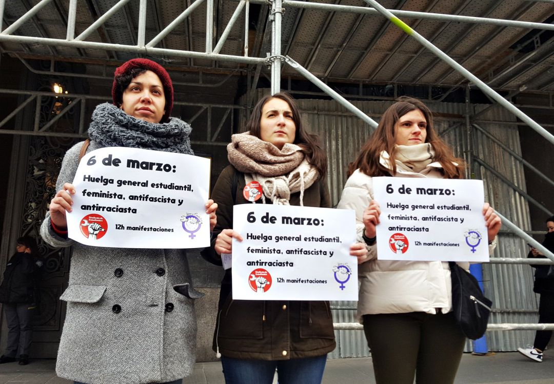 Miembros del Sindicato de Estudiantes el pasado lunes 20 de enero tras anunciar la convocatoria de huelga general el 6 de marzo contra el 'pin parental' a los que Vox ha dirigido buena parte de sus insultos. Miembros del Sindicato de Estudiantes el pasado lunes 20 de enero tras anunciar la convocatoria de huelga general el 6 de marzo contra el 'pin parental' a los que Vox ha dirigido buena parte de sus insultos.