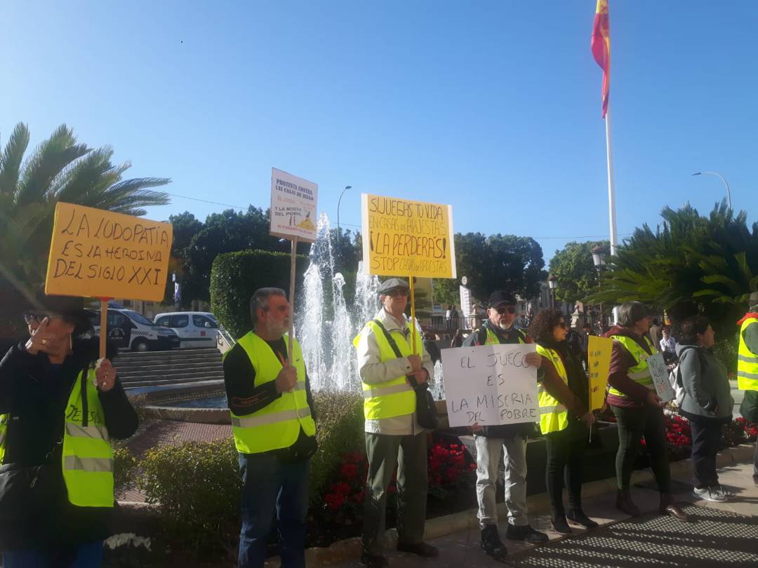 Yayoflautas protestando frente al Ayuntamiento de Murcia Yayoflautas protestando frente al Ayuntamiento de Murcia
