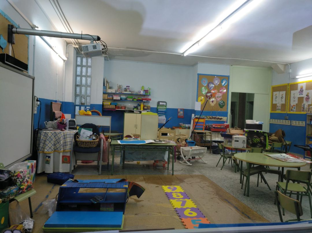 Goteras en una de las aulas del colegio Campo Charro Goteras en una de las aulas del colegio Campo Charro