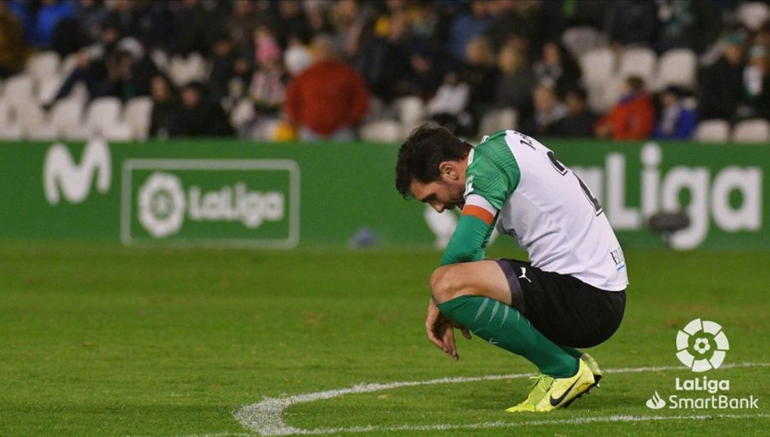 Jordi Figueras se lamenta tras otro gol encajado al final del partido Jordi Figueras se lamenta tras otro gol encajado al final del partido