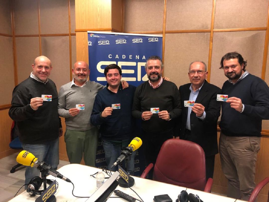 De izquierda a derecha, portando la tarjeta de los Donantes de Órganos, Luis Chamorro, Pepe de Anca, José Manuel Peña, Paco García, el doctor José Pérez Bernal y Jacobo Jiménez, teniente hermano mayor de Los Gitanos De izquierda a derecha, portando la tarjeta de los Donantes de Órganos, Luis Chamorro, Pepe de Anca, José Manuel Peña, Paco García, el doctor José Pérez Bernal y Jacobo Jiménez, teniente hermano mayor de Los Gitanos