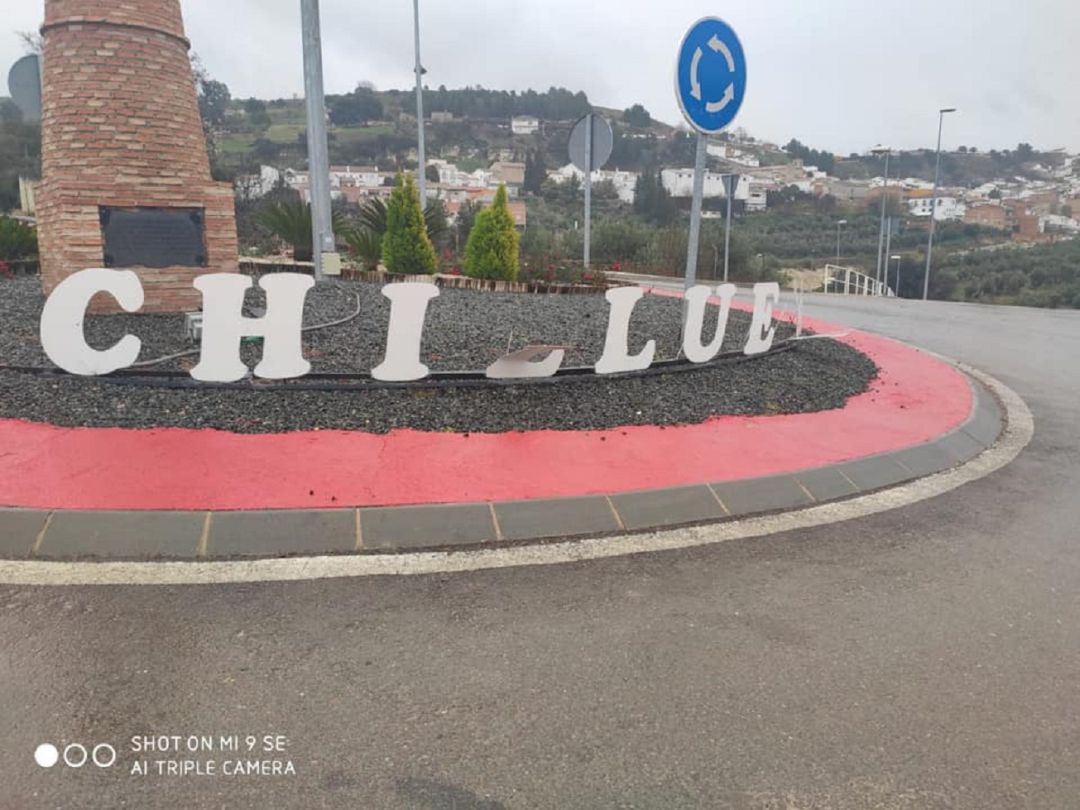 La rotonda de Chilluévar sufrió en la madrugada del sábado un acto vandálico que destrozó dos de sus letras La rotonda de Chilluévar sufrió en la madrugada del sábado un acto vandálico que destrozó dos de sus letras