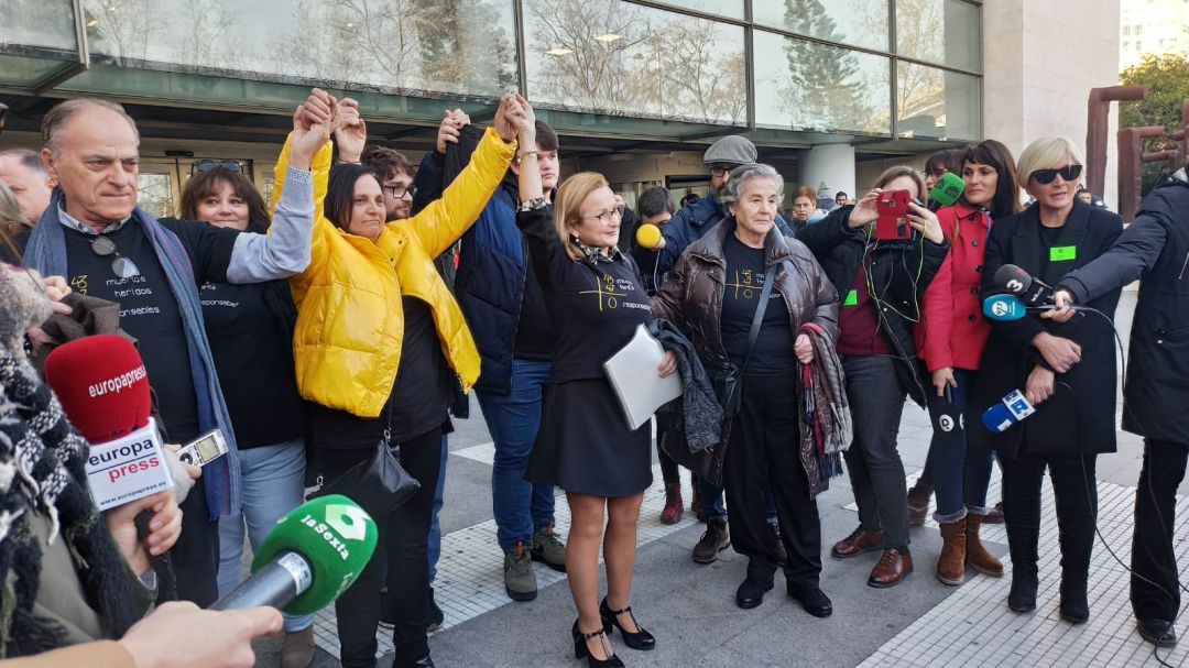La Asociación de Víctimas del Accidente del Metro a las puertas de la Ciudad de la Justicia de València
EUROPA PRESS
La Asociación de Víctimas del Accidente del Metro a las puertas de la Ciudad de la Justicia de València
EUROPA PRESS