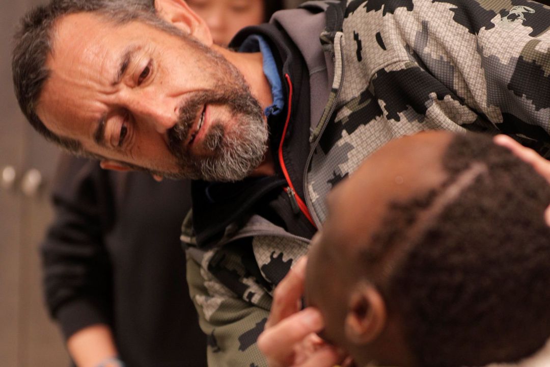 El cirujano Pedro Cavadas observa la cara de Emmanuelle, el niño congoleño de 10 años al que ha extirpado un tumor cráneo facial no maligno que formaba una masa mas grande que su cabeza y que, de no ser intervenido, le habría provocado la muerte "en muy malas condiciones y relativamente pronto" El cirujano Pedro Cavadas observa la cara de Emmanuelle, el niño congoleño de 10 años al que ha extirpado un tumor cráneo facial no maligno que formaba una masa mas grande que su cabeza y que, de no ser intervenido, le habría provocado la muerte "en muy malas condiciones y relativamente pronto"