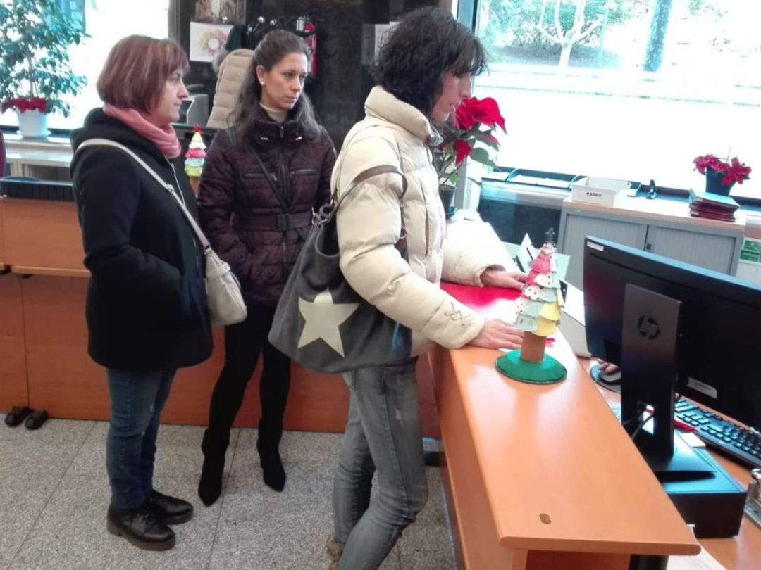Madres de la comarca de Sanabria entregan firmas en la Delegación Territorial de la Junta de Castilla y León para reclamar asistencia pediátrica Madres de la comarca de Sanabria entregan firmas en la Delegación Territorial de la Junta de Castilla y León para reclamar asistencia pediátrica