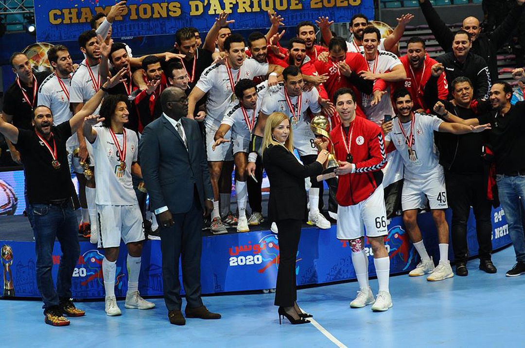 Ahmed El-Ahmar recoge el trofeo en el Salle Omnisport de Radès. Roberto García Parrondo es el primero por la izquierda en la fila superior. Ahmed El-Ahmar recoge el trofeo en el Salle Omnisport de Radès. Roberto García Parrondo es el primero por la izquierda en la fila superior.