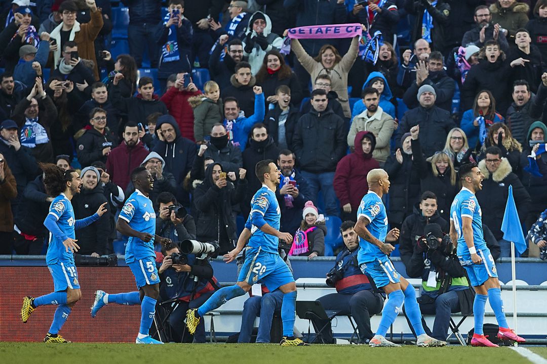 Angel (1d) celebra el gol de la victoria seguido de Deyverson, Maksimovic, Etebo y Cucurella. Angel (1d) celebra el gol de la victoria seguido de Deyverson, Maksimovic, Etebo y Cucurella.