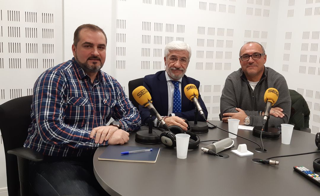 De izquierda a derecha, Felipe Pinel (concejal de Sostenibilidad de Fuenlabrada), Francisco Conde (concejal de Movilidad del ayuntamiento de Parla) y Ángel Muñoz (concejal de Movilidad y Sostenibilidad del ayuntamiento de Getafe), durante la mesa redonda organizada en 'Hoy por Hoy'. De izquierda a derecha, Felipe Pinel (concejal de Sostenibilidad de Fuenlabrada), Francisco Conde (concejal de Movilidad del ayuntamiento de Parla) y Ángel Muñoz (concejal de Movilidad y Sostenibilidad del ayuntamiento de Getafe), durante la mesa redonda organizada en 'Hoy por Hoy'.