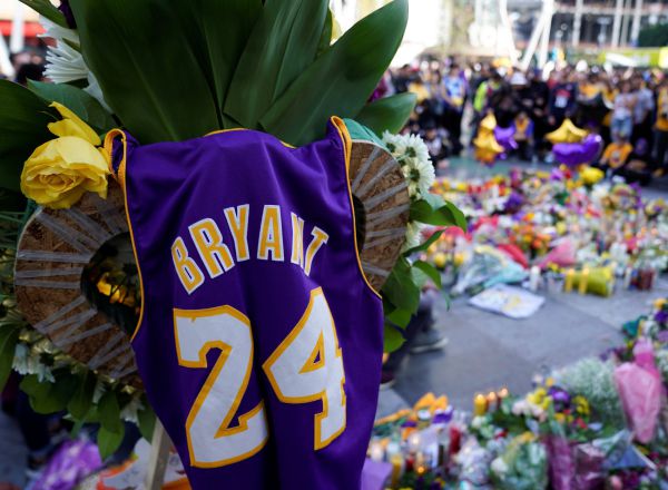 Fans of NBA basketball star Kobe Bryant pay their respects at a memorial outside the Staples Center at L.A. Live in Los Angeles, California, U.S., January 27, 2020. REUTERS/Mike Blake