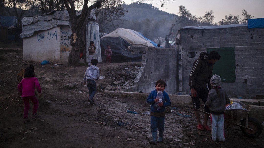 La nueva ley de asilo del gobierno griego que encierra a los migrantes en un ala de deportación