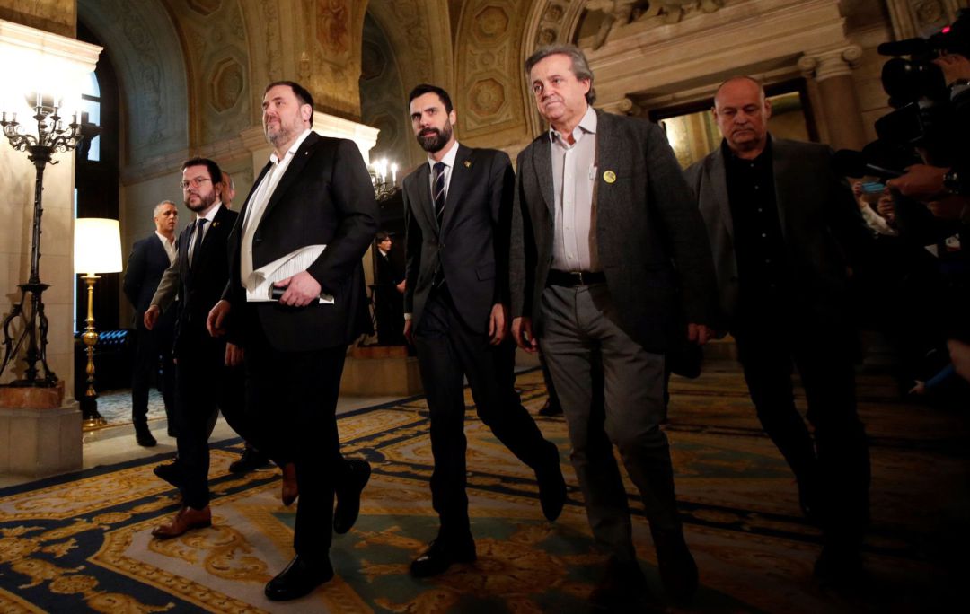 El exvicepresidente de la Generalitat, Oriol Junqueras (2i), condenado a prisión por el 1-0, junto al vicepresidente Pere Aragonés, y el presidente del Parlament, Roger Torrent, a su llegada a la reunión de la comisión de investigación de la cámara catalana sobre la aplicación del artículo 155 de la Constitución. El exvicepresidente de la Generalitat, Oriol Junqueras (2i), condenado a prisión por el 1-0, junto al vicepresidente Pere Aragonés, y el presidente del Parlament, Roger Torrent, a su llegada a la reunión de la comisión de investigación de la cámara catalana sobre la aplicación del artículo 155 de la Constitución.