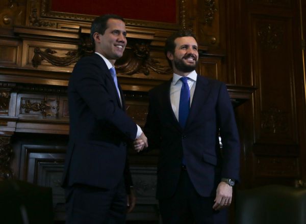 El presidente encargado de Venezuela, Juan Guaidó, saluda al presidente del PP, Pablo Casado