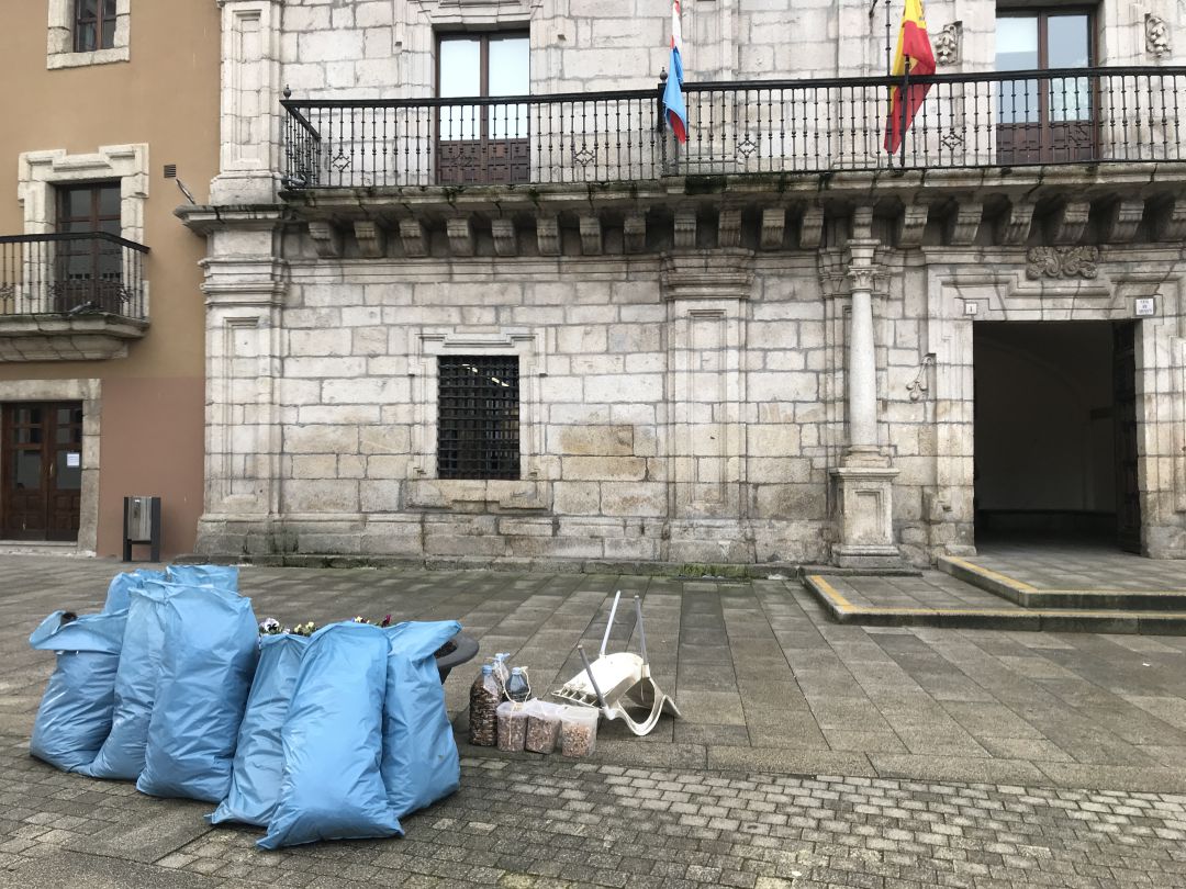 Basuras depositadas a las puertas del Ayuntamiento Basuras depositadas a las puertas del Ayuntamiento