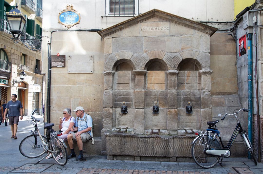 Una pareja de turistas en el Casco Viejo de Bilbao Una pareja de turistas en el Casco Viejo de Bilbao