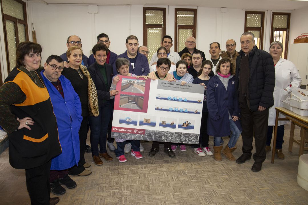 La alcaldesa de Onda, Carmina Ballester, con el presidente del Grupo Pamesa Cerámica, Fernando Roig, la vicepresidenta de la AMPA del Centro Ocupacional El Molí, Maria Teresa Cons y las alumnas y alumnos. La alcaldesa de Onda, Carmina Ballester, con el presidente del Grupo Pamesa Cerámica, Fernando Roig, la vicepresidenta de la AMPA del Centro Ocupacional El Molí, Maria Teresa Cons y las alumnas y alumnos.