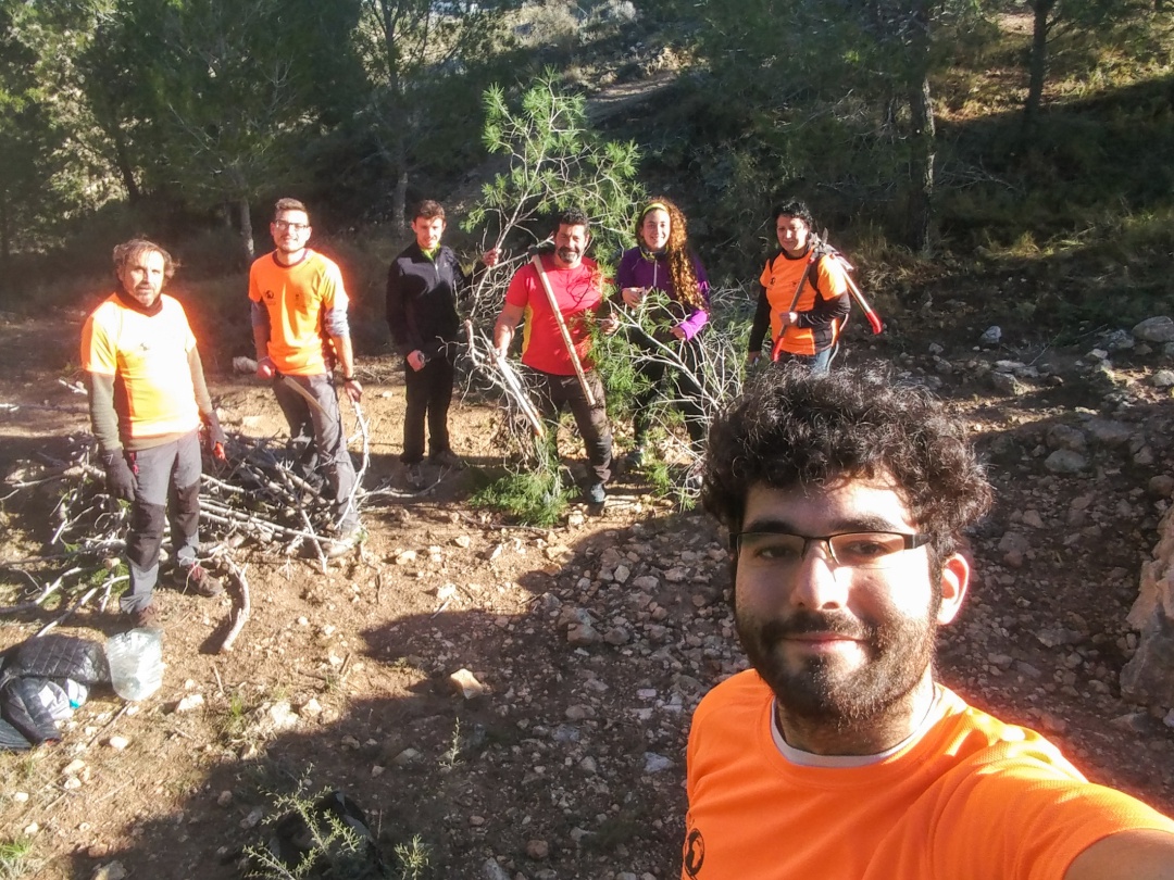 El voluntario Manel Juan, junto a sus compañeros, durante una actividad en el pantano de Elda El voluntario Manel Juan, junto a sus compañeros, durante una actividad en el pantano de Elda