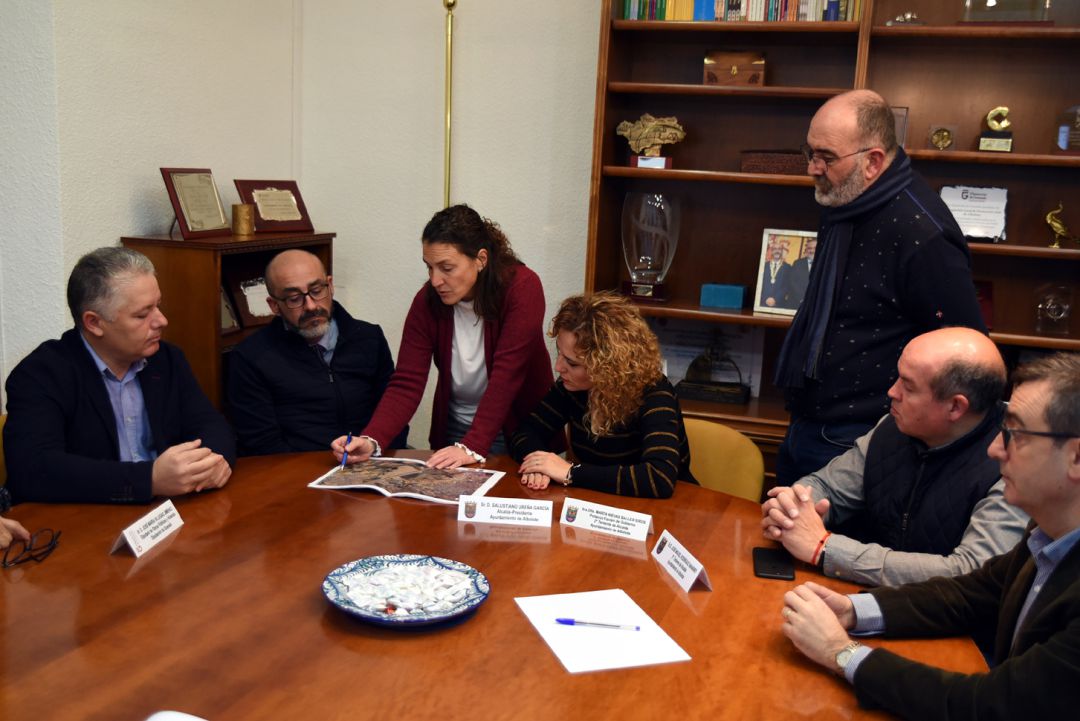 El diputado de Obras Públicas de la Diputación de Granada, José María Villegas (a la izquierda de la imagen) en su reunión con el alcalde y el gobierno local de Albolote (Granada) para tratar la construcción del carril bici del Área Metropolitana de Granada El diputado de Obras Públicas de la Diputación de Granada, José María Villegas (a la izquierda de la imagen) en su reunión con el alcalde y el gobierno local de Albolote (Granada) para tratar la construcción del carril bici del Área Metropolitana de Granada