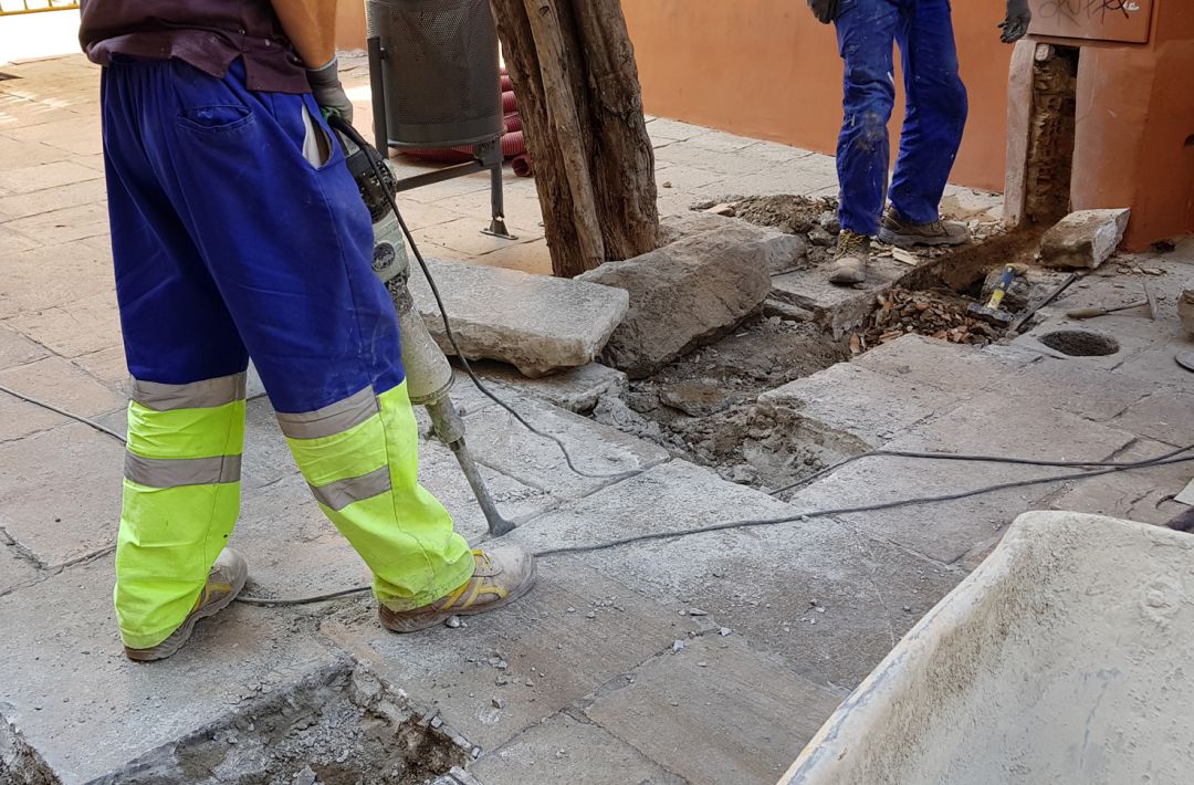 Trabajadores de la construcción, en plena faena en Granada Trabajadores de la construcción, en plena faena en Granada