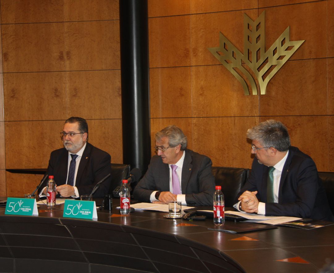 El presidente de Caja Rural Granada, Antonio León (c), presenta los resultados de la entidad en 2019 y las actividades preparadas para su 50 aniversario. Está rodeado por el director general (i) y el responsable de Negocio de la entidad (d) El presidente de Caja Rural Granada, Antonio León (c), presenta los resultados de la entidad en 2019 y las actividades preparadas para su 50 aniversario. Está rodeado por el director general (i) y el responsable de Negocio de la entidad (d)
