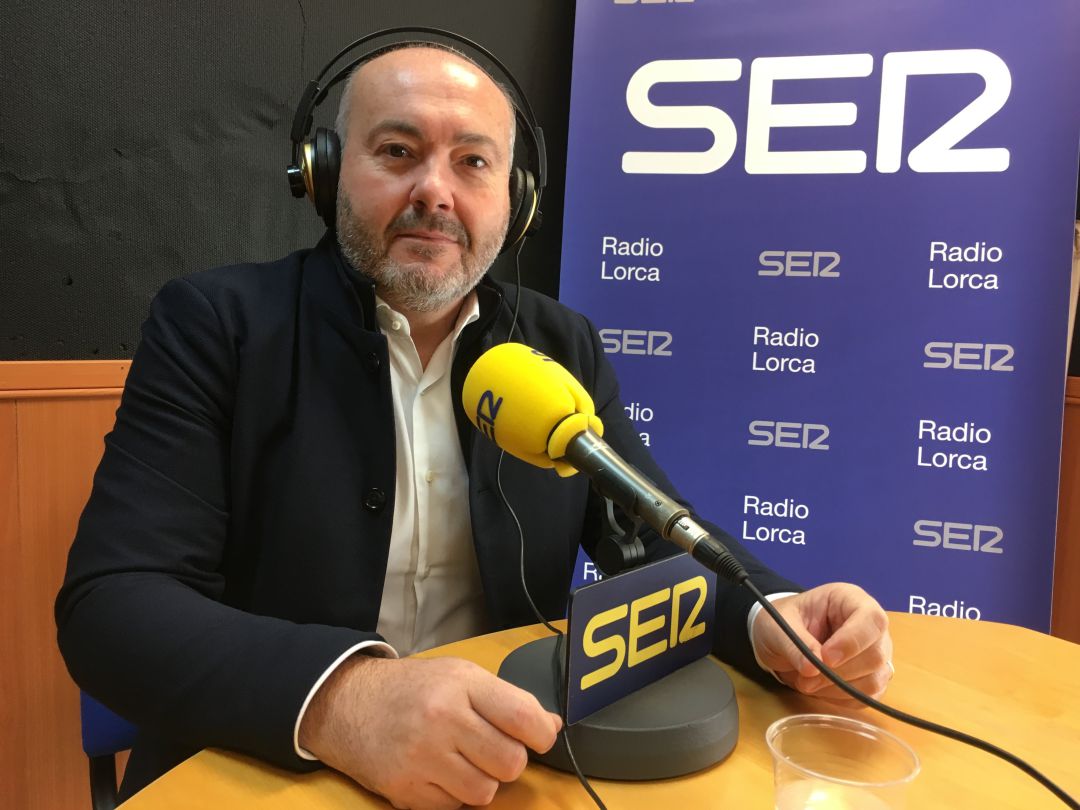 Enrique Casado, en los estudios de Radio Lorca. Enrique Casado, en los estudios de Radio Lorca.