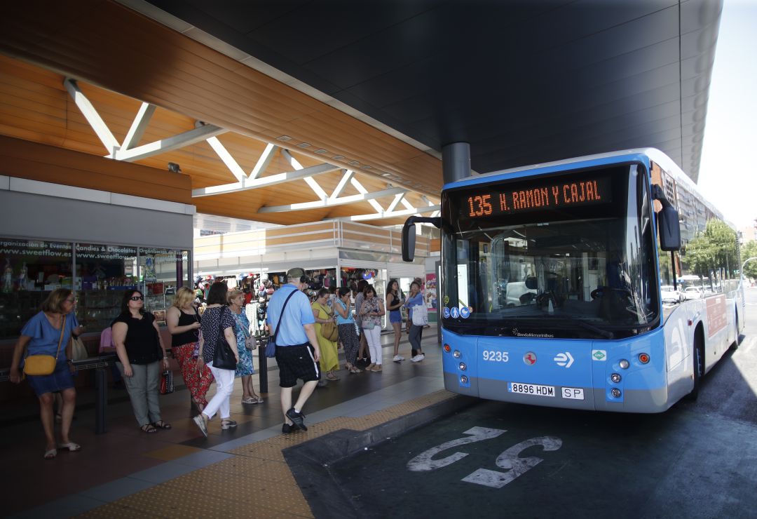 Viajeros aguardan para entrar en la línea 135. Viajeros aguardan para entrar en la línea 135.