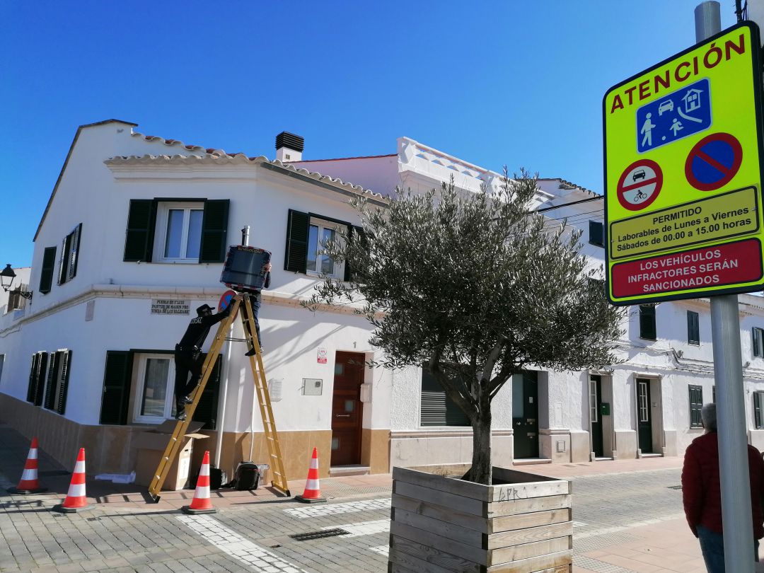 Ya está instalado el nuevo radar informativo a la entrada de la población del lado de Maó Ya está instalado el nuevo radar informativo a la entrada de la población del lado de Maó