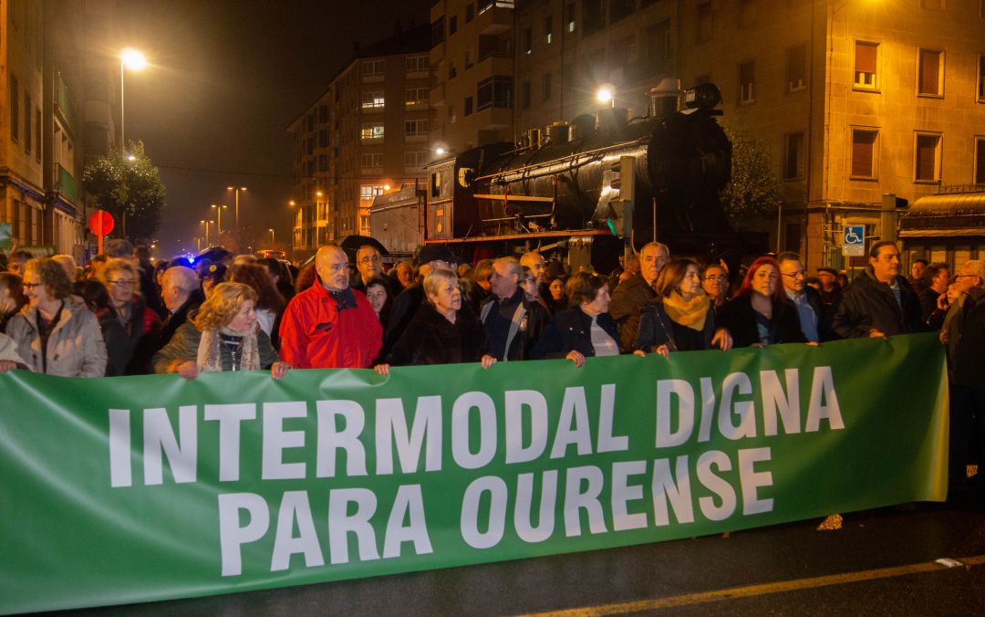 La manifestación concentró a cientos de vecinos La manifestación concentró a cientos de vecinos