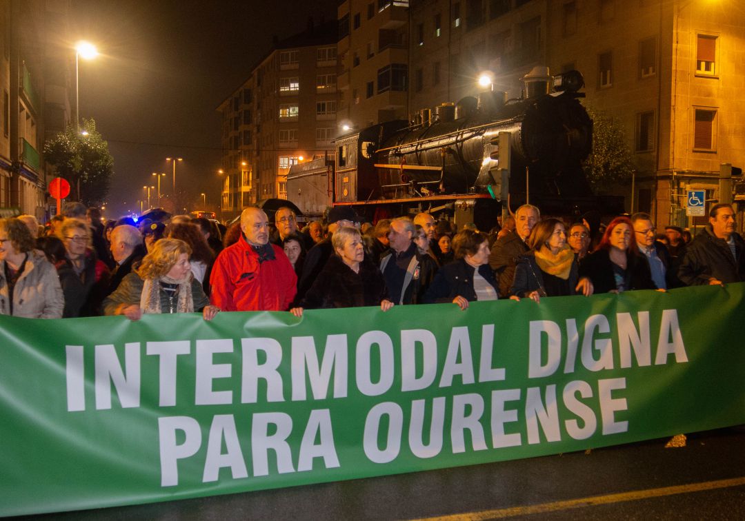 Cientos de ourensanos piden un cambio en el proyecto de la estación intermodal