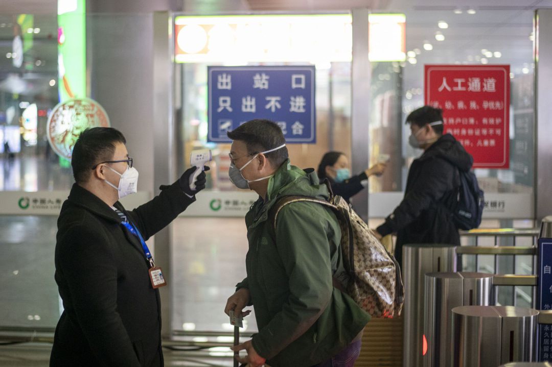Las autoridades chinas comprueban la temperatura a los pasajeros en el aeropuerto Las autoridades chinas comprueban la temperatura a los pasajeros en el aeropuerto