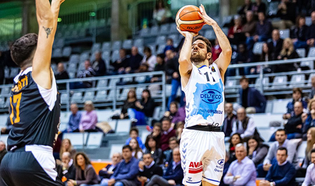 El base navarro lanza a canasta en el partido ante el Lleida El base navarro lanza a canasta en el partido ante el Lleida