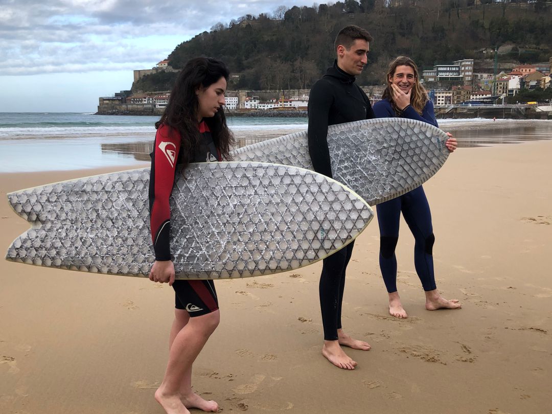 Estudiantes de la Universidad de Mondragón posan con las tablas de surf que han construido con núcleo de cartón. Estudiantes de la Universidad de Mondragón posan con las tablas de surf que han construido con núcleo de cartón.