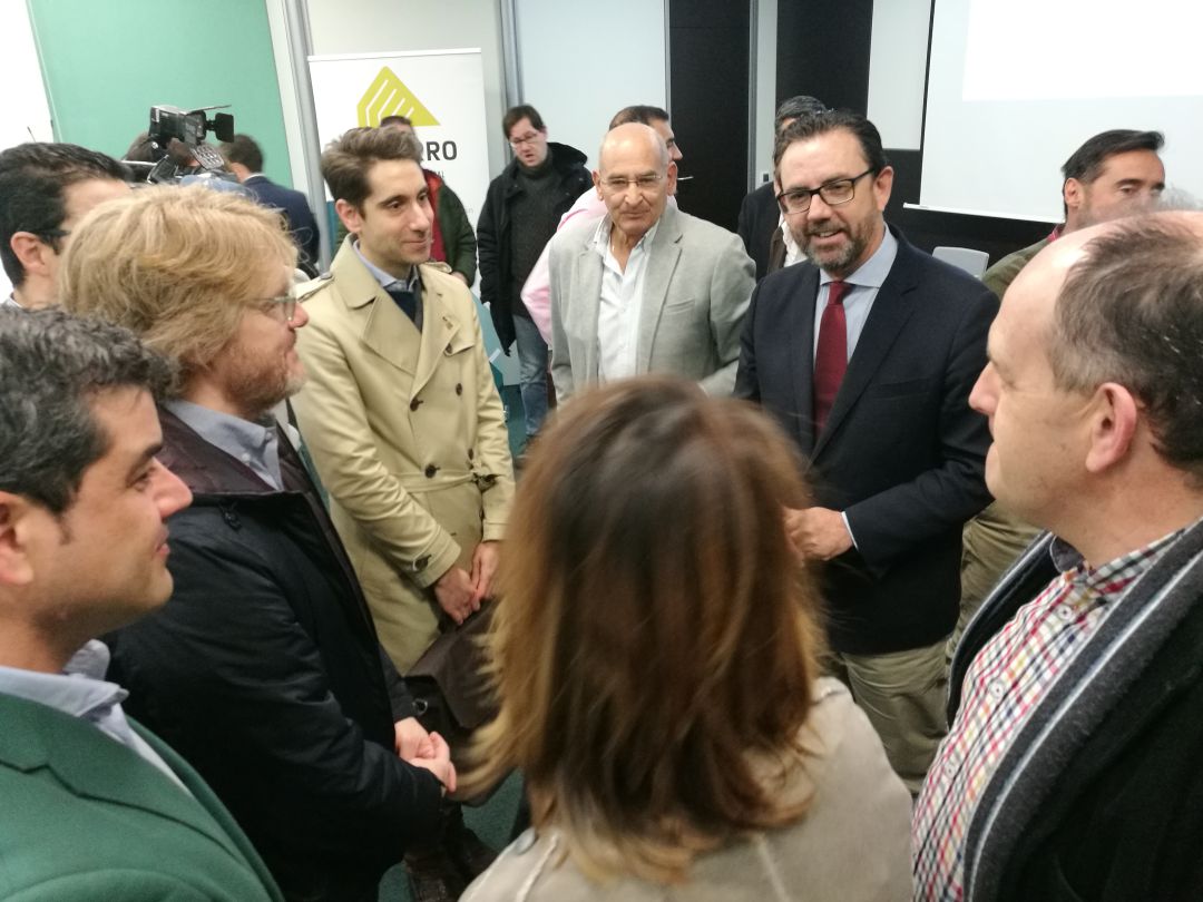 Alejandro Sáez presidente de CEPE, con chaqueta negra junto al presidente de los empresarios del Cerro Juan Manuel de Frutos saludan a los asistentes a la jornada de calidad de zonas empresariales Alejandro Sáez presidente de CEPE, con chaqueta negra junto al presidente de los empresarios del Cerro Juan Manuel de Frutos saludan a los asistentes a la jornada de calidad de zonas empresariales