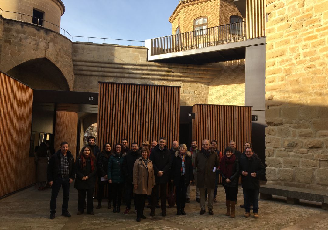Politicos, técnicos y responsables de las empresas que han realizado las obras posan ante las nuevas dependencias Politicos, técnicos y responsables de las empresas que han realizado las obras posan ante las nuevas dependencias