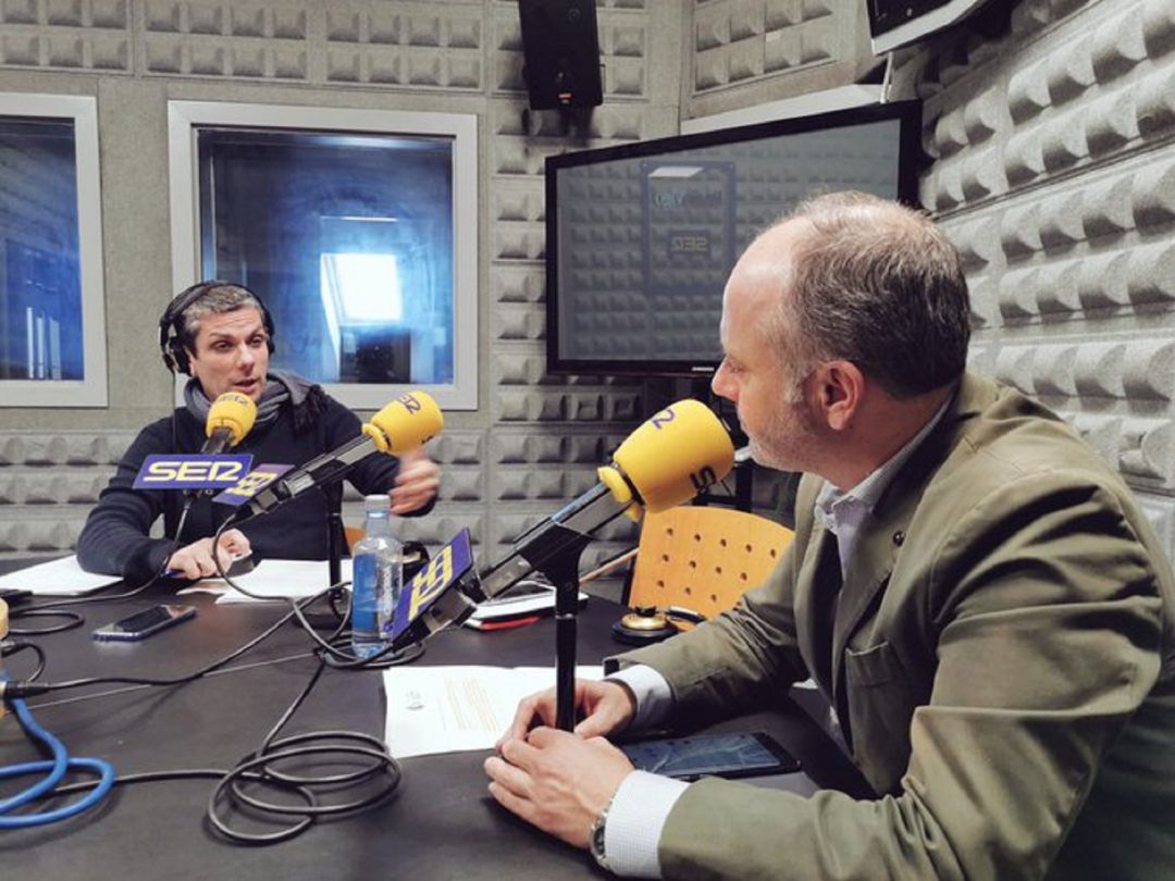 David Regades en los estudios de Radio Vigo David Regades en los estudios de Radio Vigo