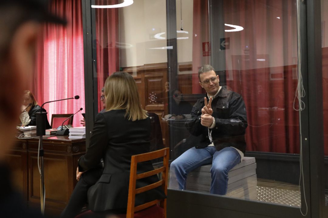 Norbert Feher, alias 'Igor el ruso', hace el símbolo de la paz con la mano, durante la primera jornada del juicio en el que se le acusa de dos presuntas tentativas de homicidio en Albalate del Arzobispo en diciembre de 2017, en Teruel (España), a 28 de enero de 2020 Norbert Feher, alias 'Igor el ruso', hace el símbolo de la paz con la mano, durante la primera jornada del juicio en el que se le acusa de dos presuntas tentativas de homicidio en Albalate del Arzobispo en diciembre de 2017, en Teruel (España), a 28 de enero de 2020