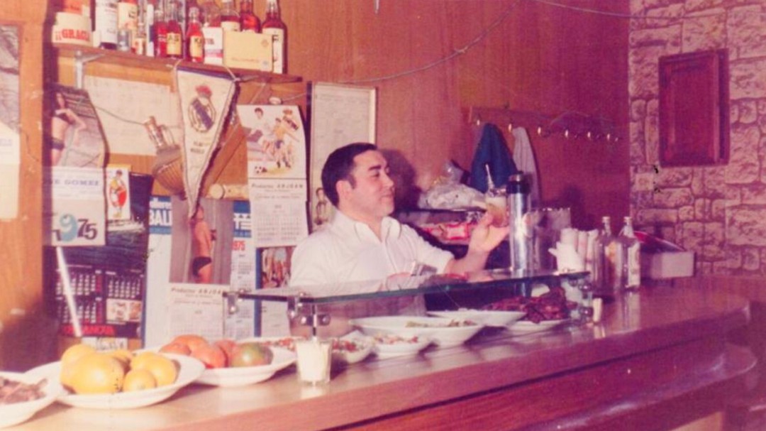 Ildefonso Gracia: Una vida de anécdotas tras la barra de un bar en El Provencio