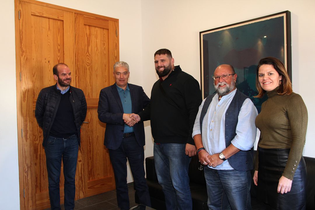 Kiren González recibido por el alcalde de Tías, José Juan Cruz, y el primer teniente de alcalde, Nicolás Saavedra. Kiren González recibido por el alcalde de Tías, José Juan Cruz, y el primer teniente de alcalde, Nicolás Saavedra.