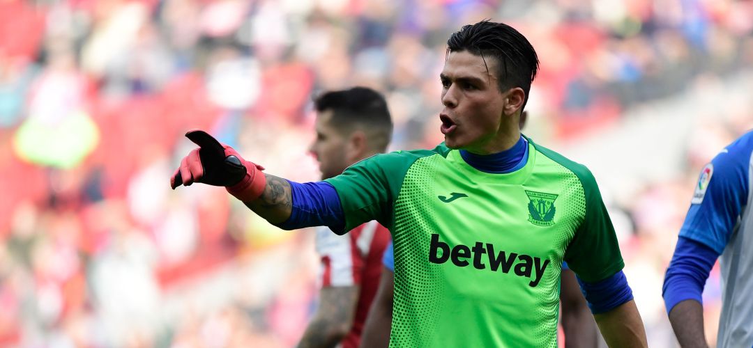 Silva tuvo que ponerse los guantes de portero para sustituir a Cuellar tras su expulsión en el Wanda Metropolitano. Silva tuvo que ponerse los guantes de portero para sustituir a Cuellar tras su expulsión en el Wanda Metropolitano.