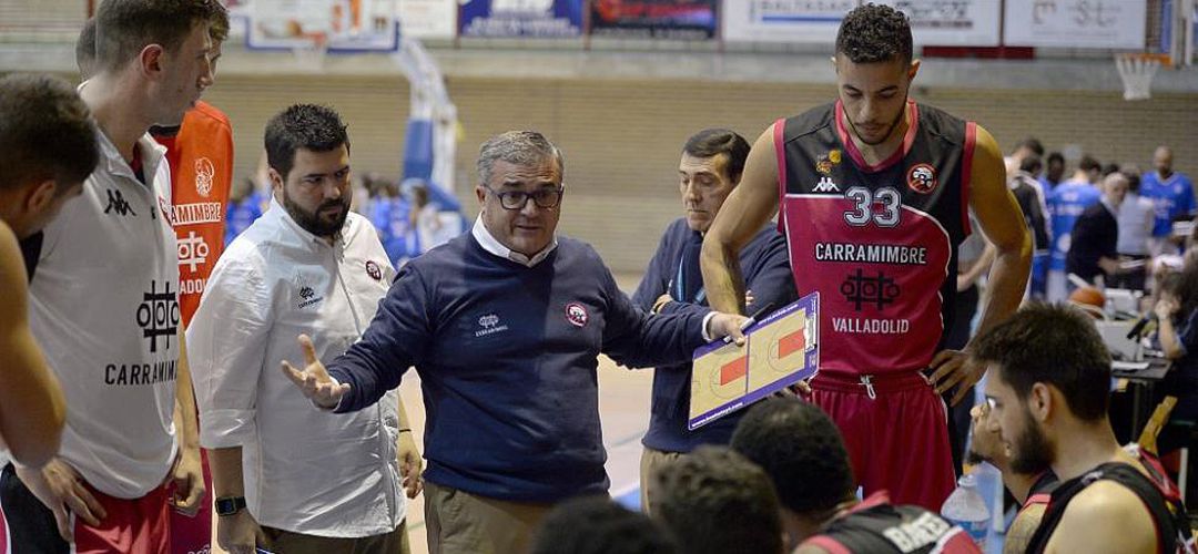 Paco García da instrucciones a sus jugadores durante un partido de la pasada temporada. Paco García da instrucciones a sus jugadores durante un partido de la pasada temporada.