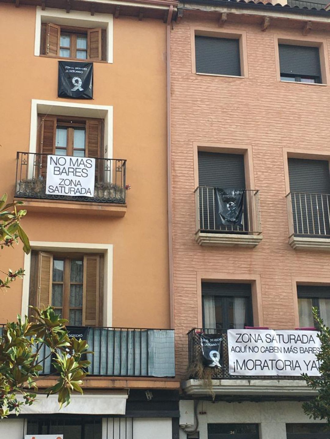 Pancartas en la calle Herrerías de Tudela Pancartas en la calle Herrerías de Tudela