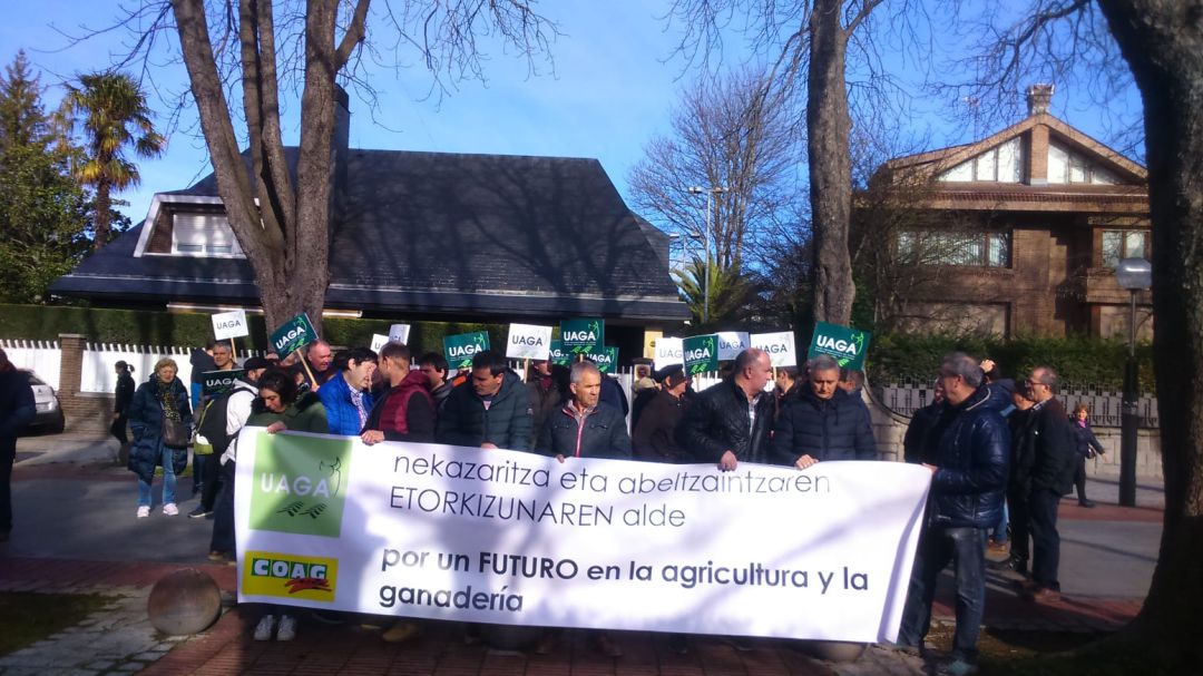 Concentración de UAGA frente a la Delegación del Gobierno en Álava Concentración de UAGA frente a la Delegación del Gobierno en Álava
