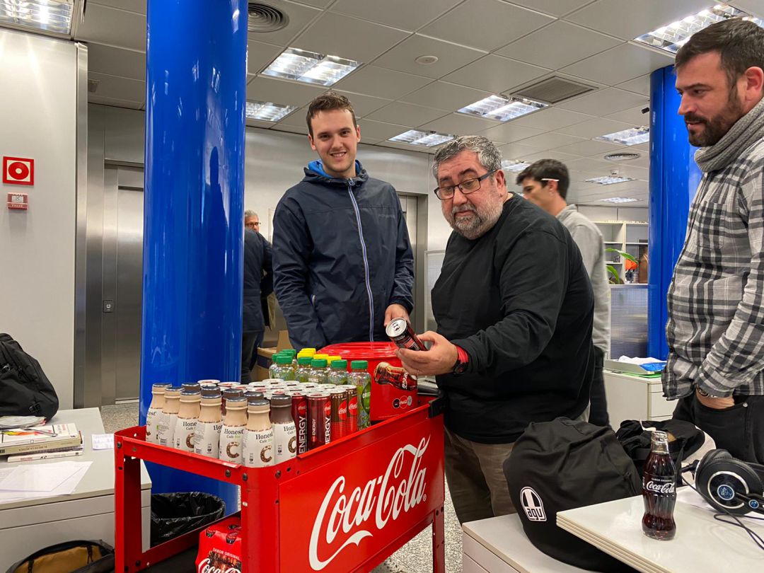 Xavier Saisó amb una de les begudes energètiques de Coca-Cola Xavier Saisó amb una de les begudes energètiques de Coca-Cola