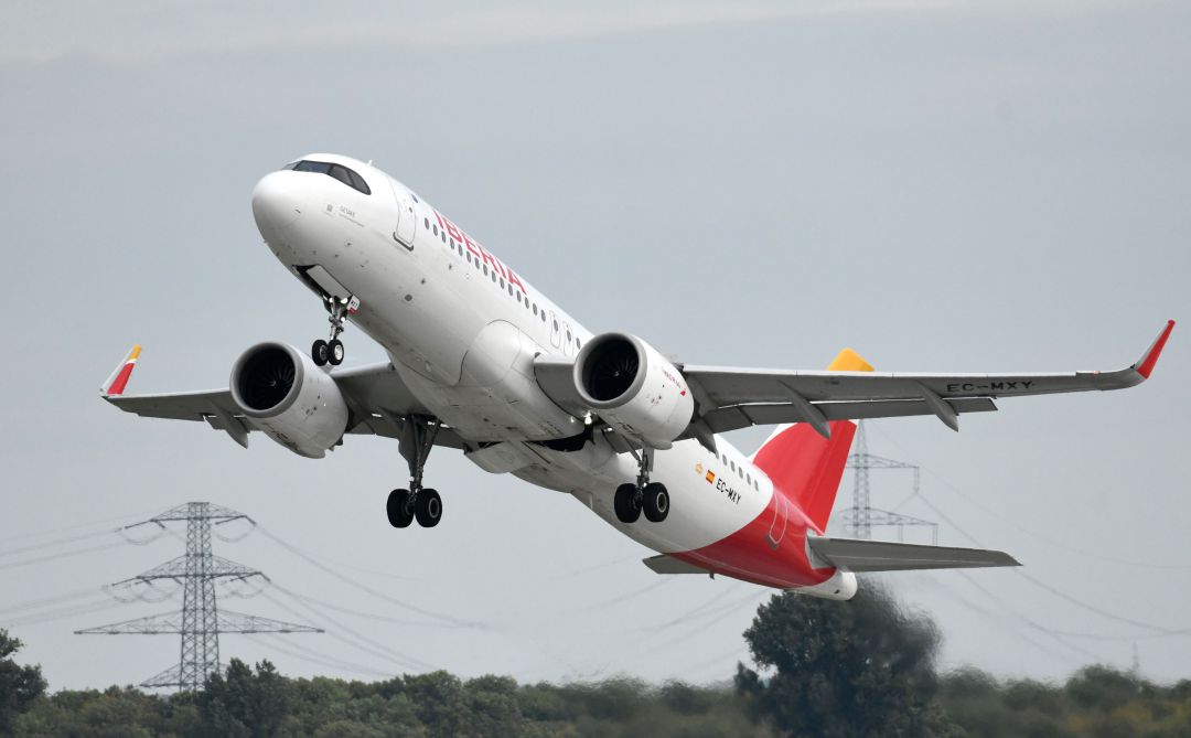 Un avión de Iberia realiza un despegue Un avión de Iberia realiza un despegue
