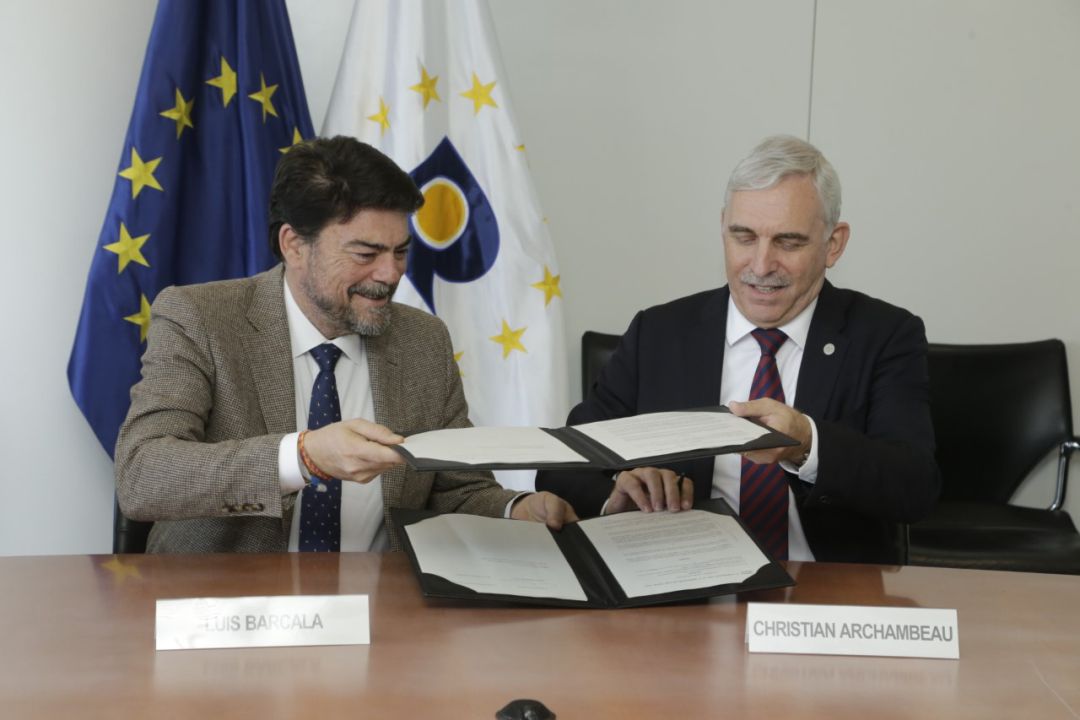 El alcalde, Luis Barcala (i), firma el convenio para ampliar las instalaciones de la EUIPO,con su director ejecutivo, Christian Archambeau. El alcalde, Luis Barcala (i), firma el convenio para ampliar las instalaciones de la EUIPO,con su director ejecutivo, Christian Archambeau.