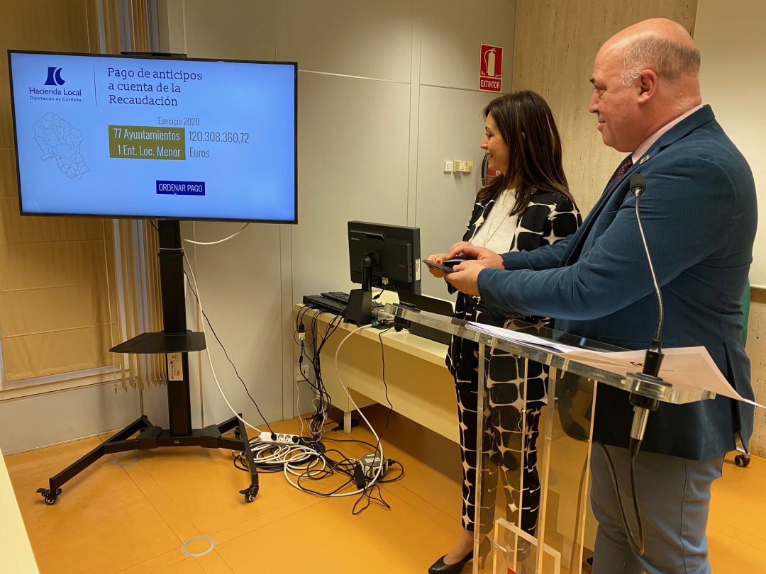 Antonio Ruiz y Felisa Cañete en el momento que pulsan el botón para iniciar la transferencia Antonio Ruiz y Felisa Cañete en el momento que pulsan el botón para iniciar la transferencia