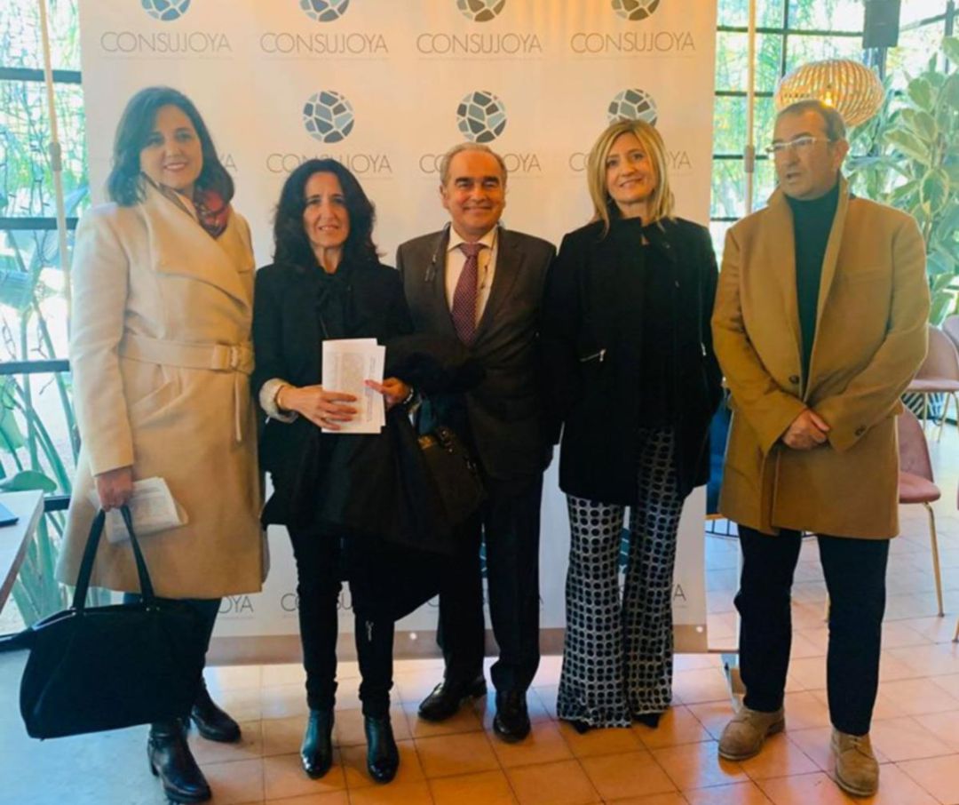 Rafael Valenzuela, en el centro de la foto. Presentación de CONSUJOYA (Foto: Facebook de CONSUJOYA). Rafael Valenzuela, en el centro de la foto. Presentación de CONSUJOYA (Foto: Facebook de CONSUJOYA).