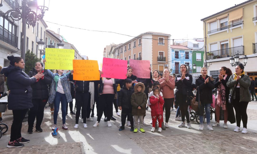 Madres y padres de diferentes colegios de Elda acuden a la Plaza del Ayuntamiento para pedir el "pin parental" Madres y padres de diferentes colegios de Elda acuden a la Plaza del Ayuntamiento para pedir el "pin parental"