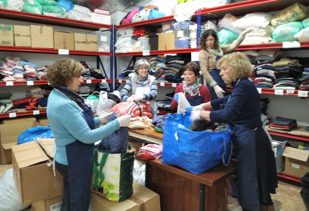 Voluntarias de Cáritas Elda trabajando en el almacen del ropero Voluntarias de Cáritas Elda trabajando en el almacen del ropero