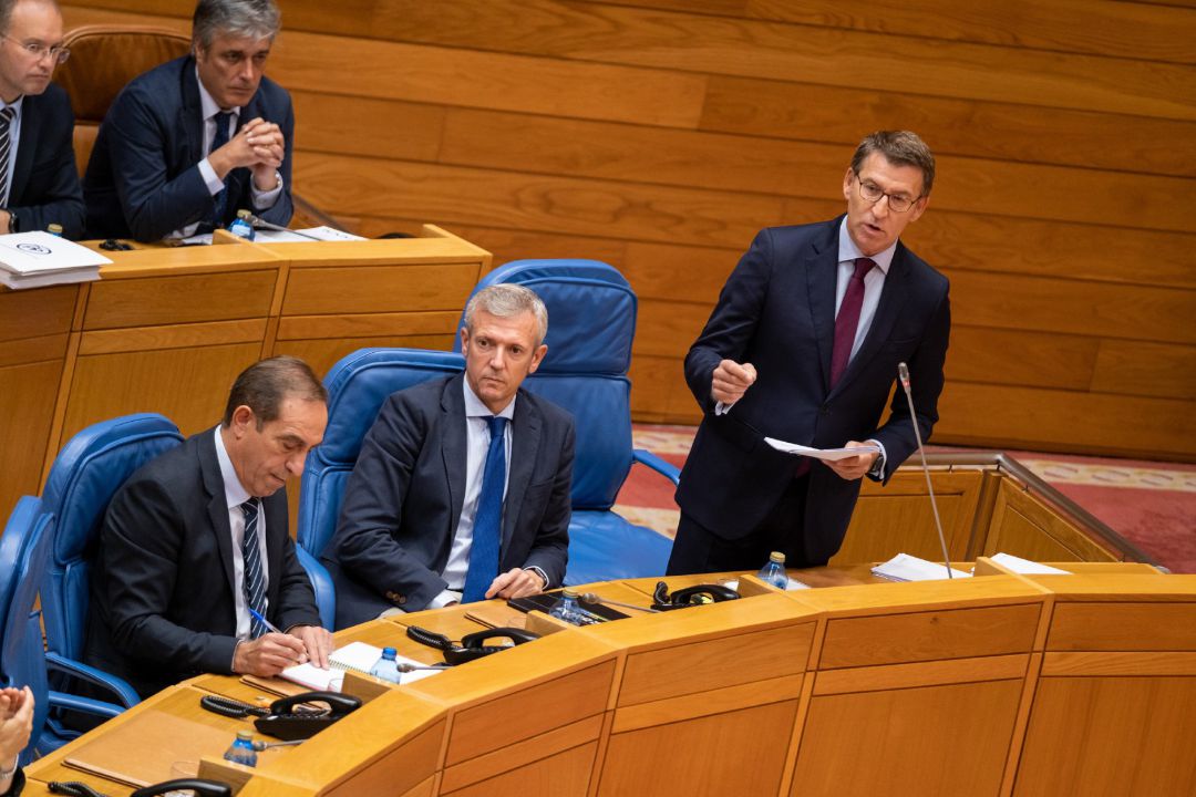 El presidente de la Xunta, Alberto Núñez Feijóo, responde a los grupos de la Cámara en el pleno El presidente de la Xunta, Alberto Núñez Feijóo, responde a los grupos de la Cámara en el pleno